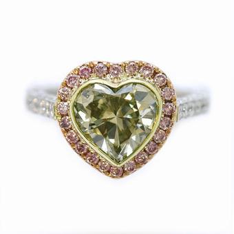 кольцо с большим зеленым бриллиантом