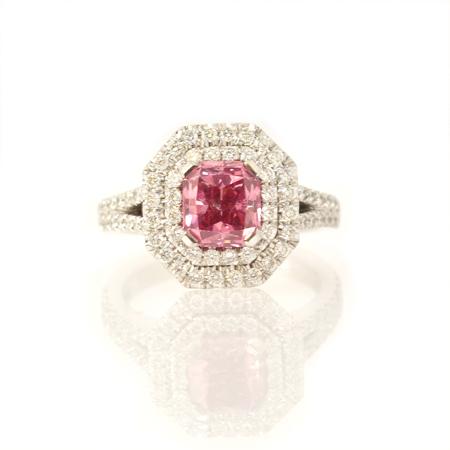 кольцо с пурпурным бриллиантом